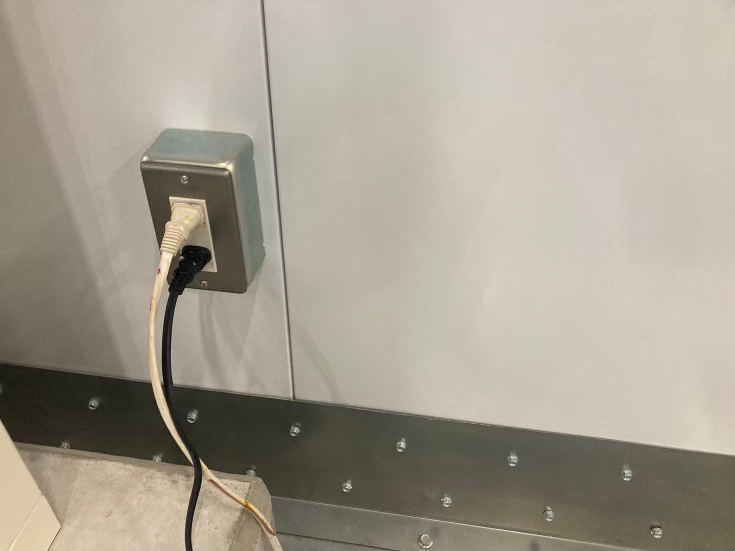 アルミパネル間違い穴補修 After