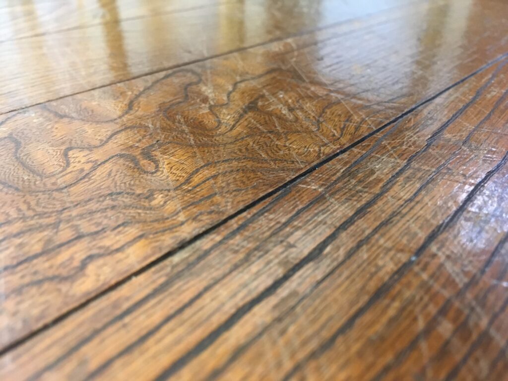 住まいのリペア　仙台｜交換より補修で費用削減｜仙台リペアナビ　フローリング線キズイメージ画像